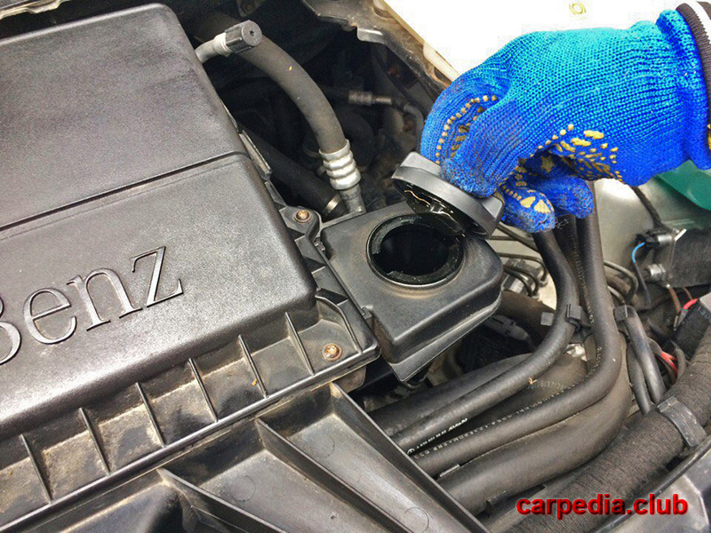 Открутить пробку маслозаливной горловины двигателя на автомобиле Mercedes-Benz Vito W639 2007