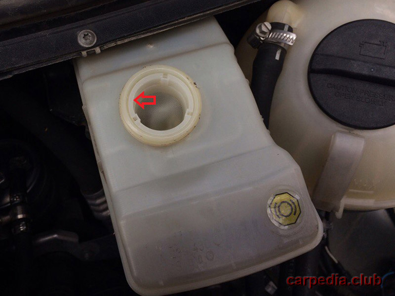 Извлечь защитную сеточку бачка тормозной жидкости на автомобиле Mercedes-Benz Vito W639 2007