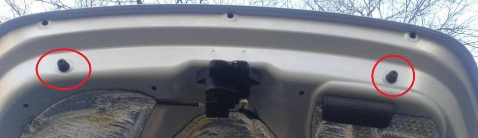 Зазоры можно регулировать болтами крепления и резиновыми шайбами на крышке на автомобиле Hyundai Solaris
