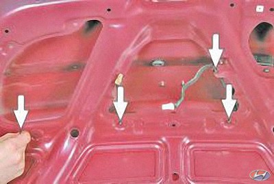 Извлеките держатели жгутов проводов из крышки багажника на автомобиле Hyundai Solaris