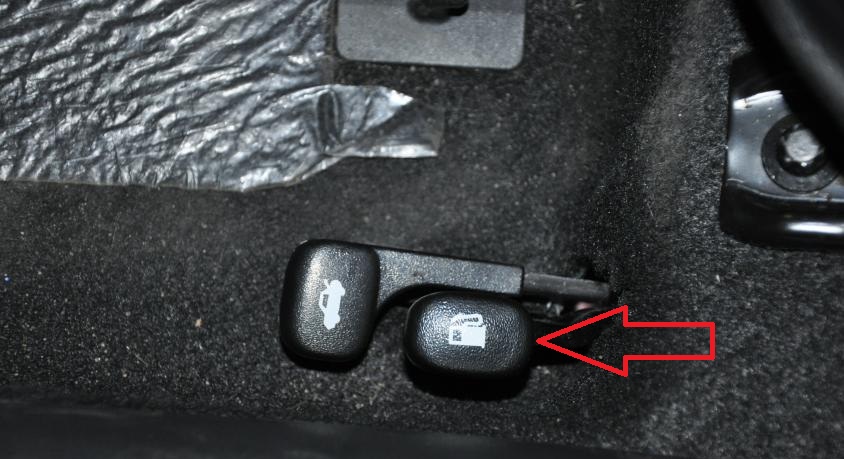 Рычаг открытия люка наливной трубы топливного бака находиться с левой стороны внизу водительского сиденья на автомобиле Hyundai Solaris