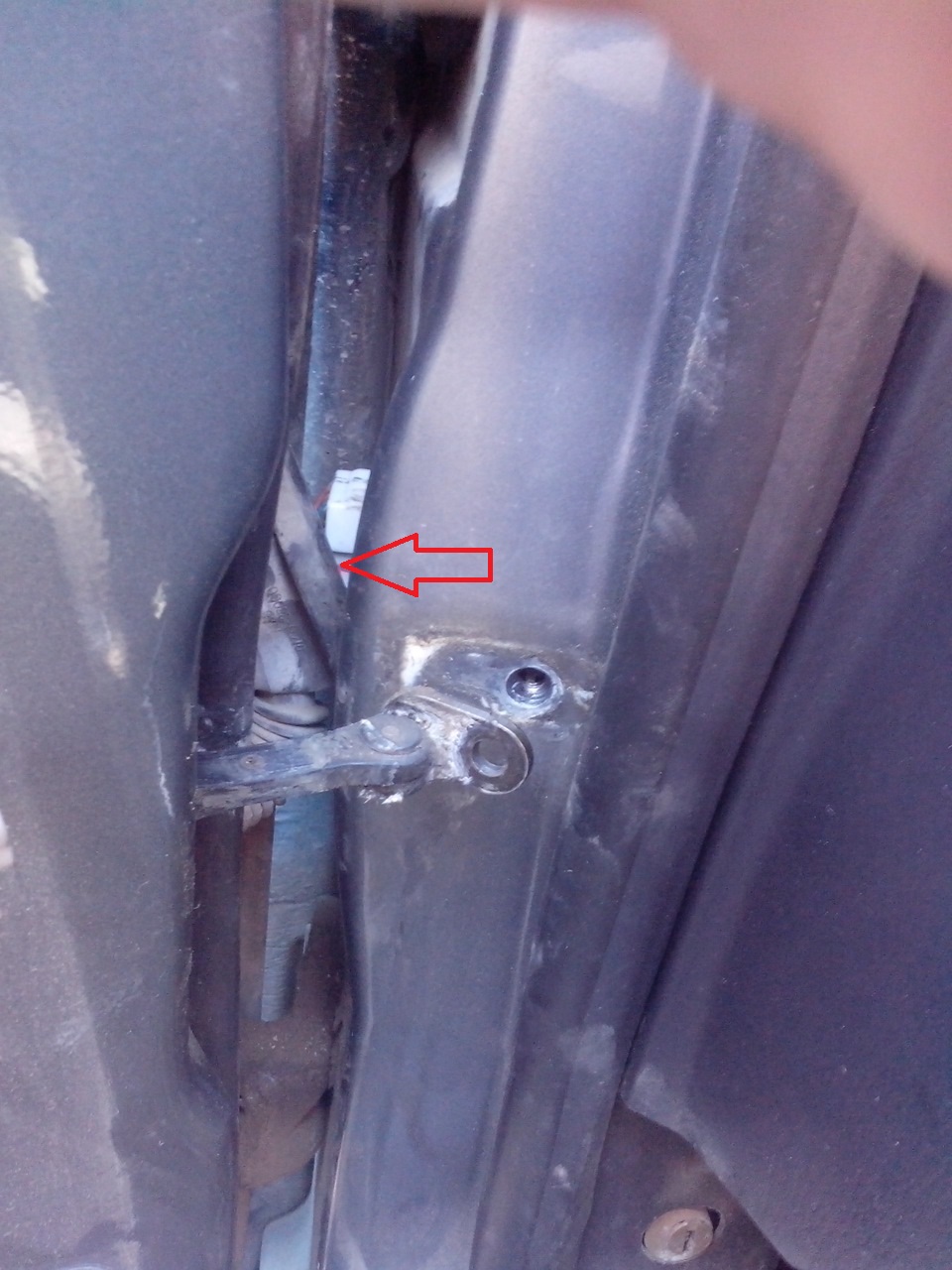 Отверткой снимите грязезащитный чехол колодки жгута проводов двери на автомобиле Hyundai Solaris