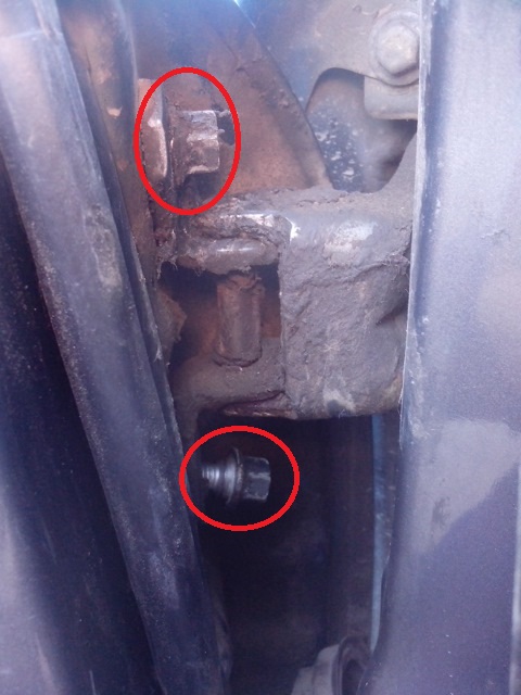 Выверните два болта крепления верхней петли к двери на автомобиле Hyundai Solaris