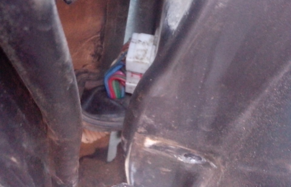 Отсоедините колодку проводов от разъема на передней стойке на автомобиле Hyundai Solaris