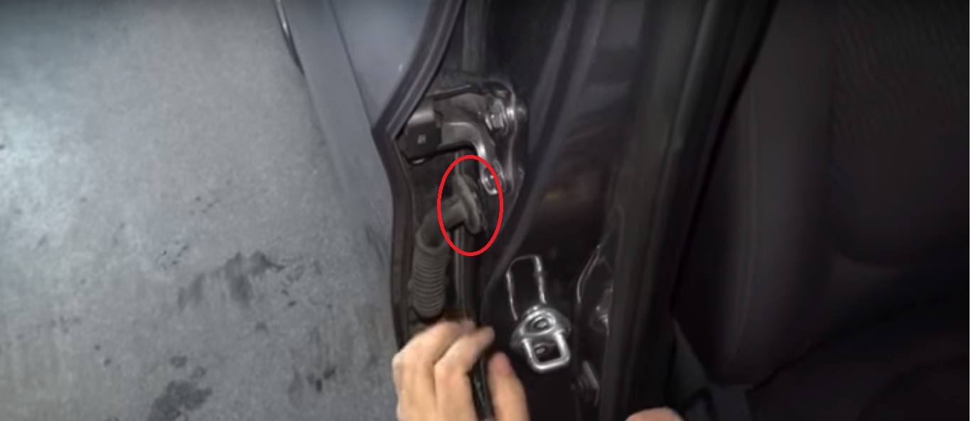 Снимите защитный чехол с колодки жгута проводов на автомобиле Hyundai Solaris