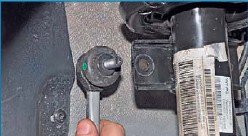 Вывод пальца из отверстия, который расположен в стабилизаторе поперечного устройства в передней подвески
