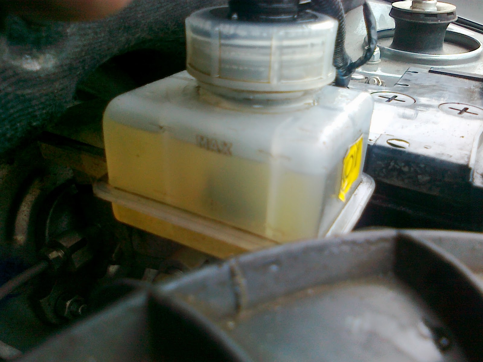 Уровень тормозной жидкости в бачке гидропривода тормозов Lada Kalina