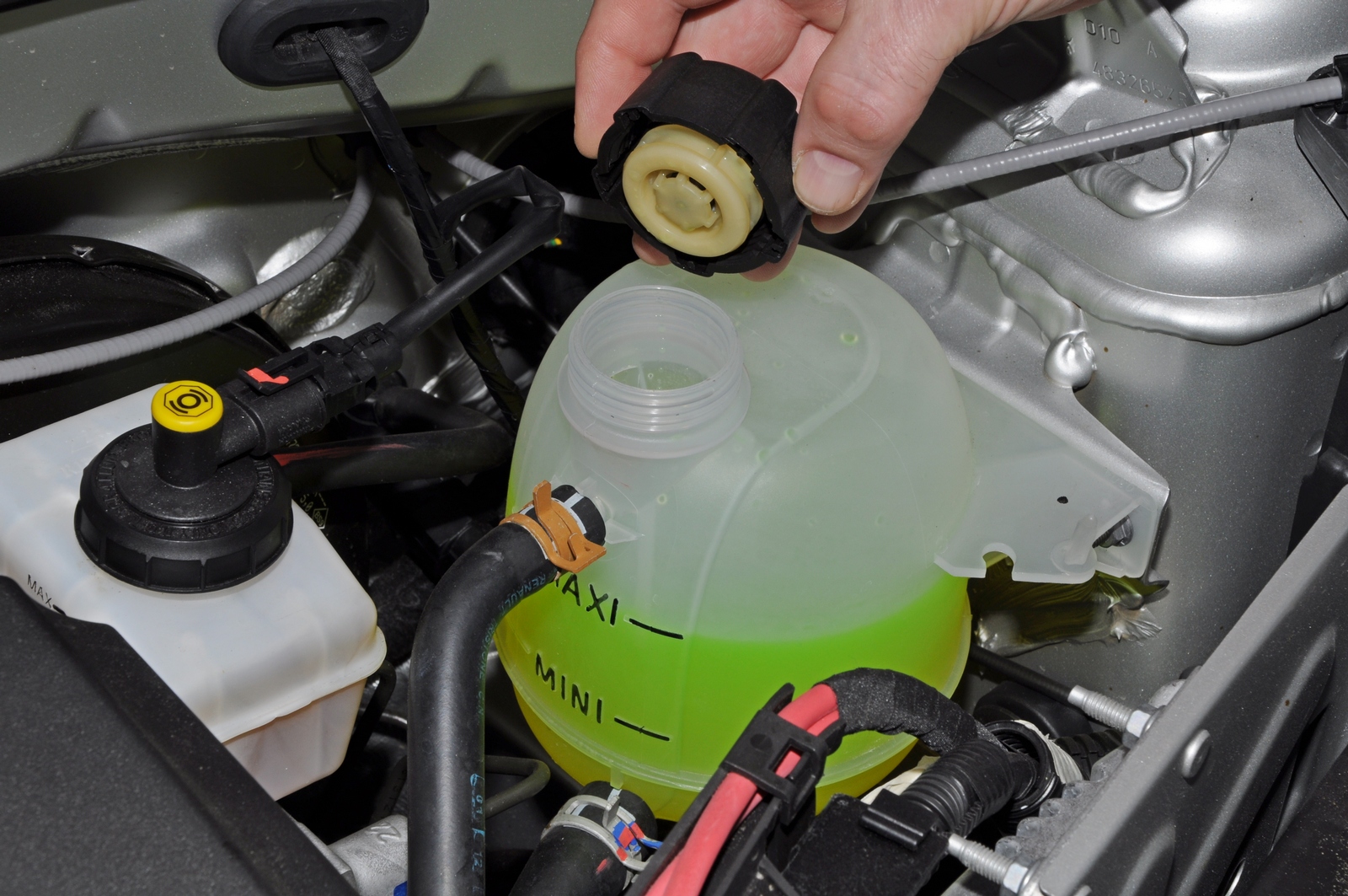 Закрытие крышки бачка охлаждающей жидкости Renault Duster