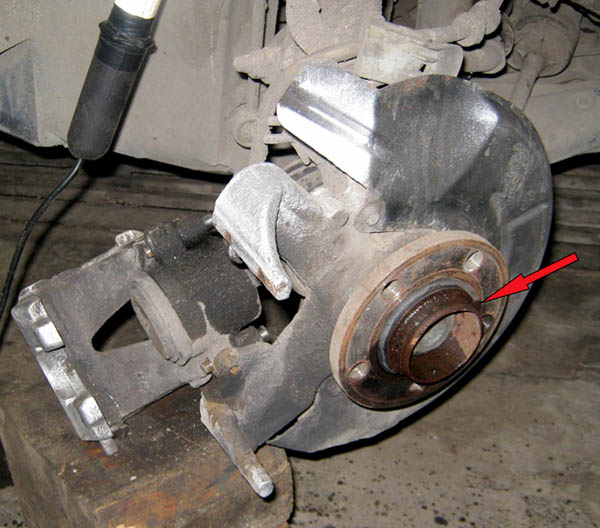 Ступица со снятым диском переднего тормозного механизма автомобиля Skoda Fabia I