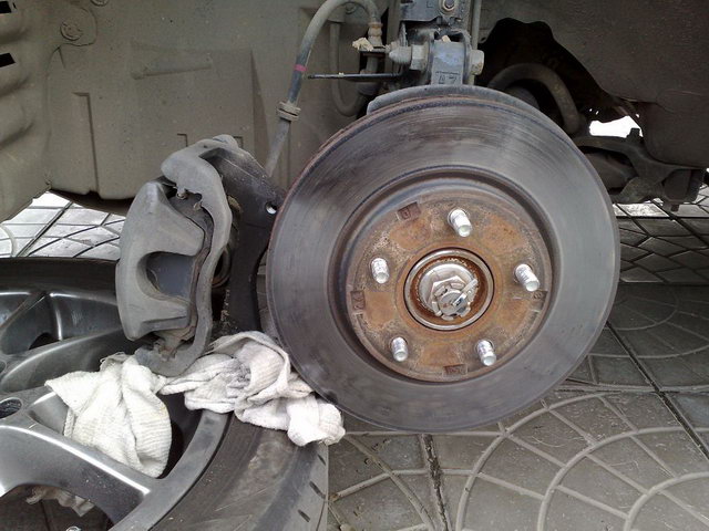 Откручиваем колесо и убираем суппорт Mitsubishi Lancer X