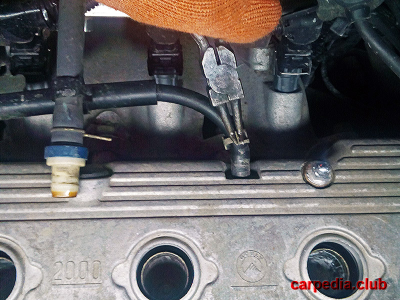 Ослабление хомута крепления шланга вентиляции картера к патрубку крышки головки блока цилиндров двигателя Geely CK Otaka