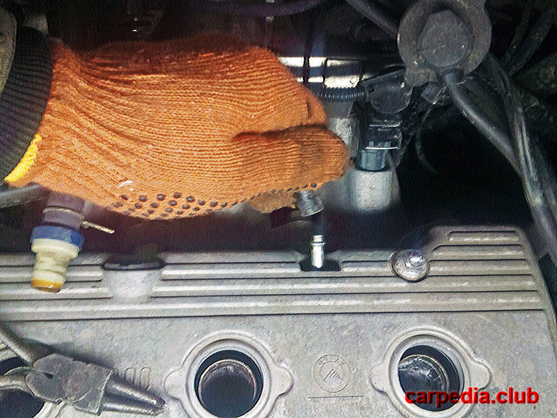Отсоединение от крышки головки блока цилиндров шланга системы вентиляции картера двигателя соединенного с корпусом воздушного фильтра Geely CK Otaka