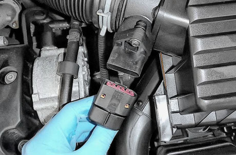 Отсоединение колодки с проводами от датчика температуры воздуха у дизельного двигателя автомобиля Skoda Fabia I