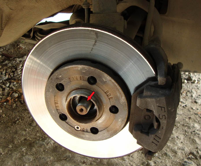 Откручивание гайки крепления ступицы переднего колеса автомобиля Skoda Fabia I