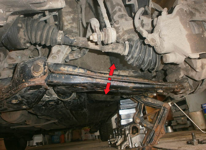 Проверка осевого зазора в шаровой опоре автомобиля Skoda Fabia I