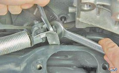 Отверните гайку крепления напорного трубопровода системы гидроусилителя рулевого управления на автомобиле Hyundai Solaris