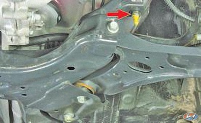 Отверните гайки шпилек переднего крепления поперечины к кузову автомобиля на автомобиле Hyundai Solaris