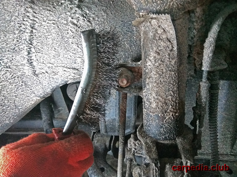 Зачистить верхний болт крепления передней стойки стабилизатора на автомобиле Hyundai Tucson 2004-2010