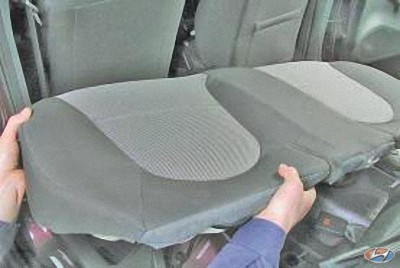 Снимите подушку заднего сиденья на автомобиле Hyundai Solaris