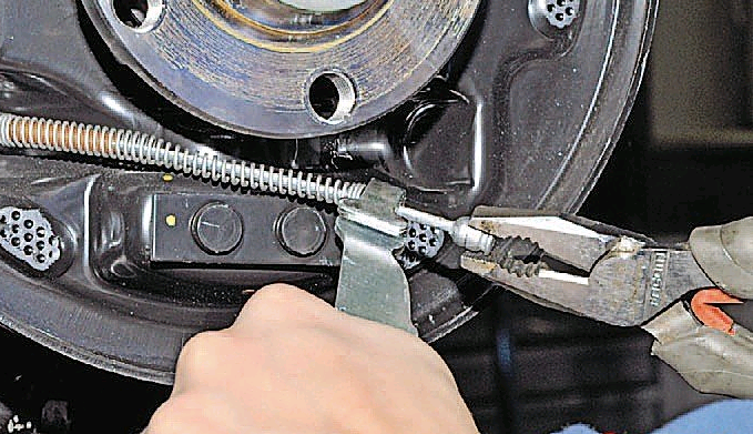 снятие привода тормозных колодок с тросика volkswagen polo