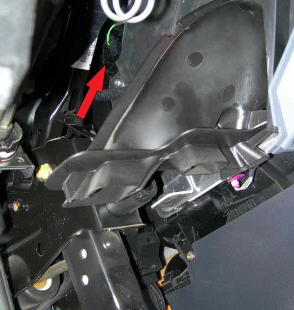 Расположение датчика температуры испарителя кондиционера автомобиля Skoda Fabia I