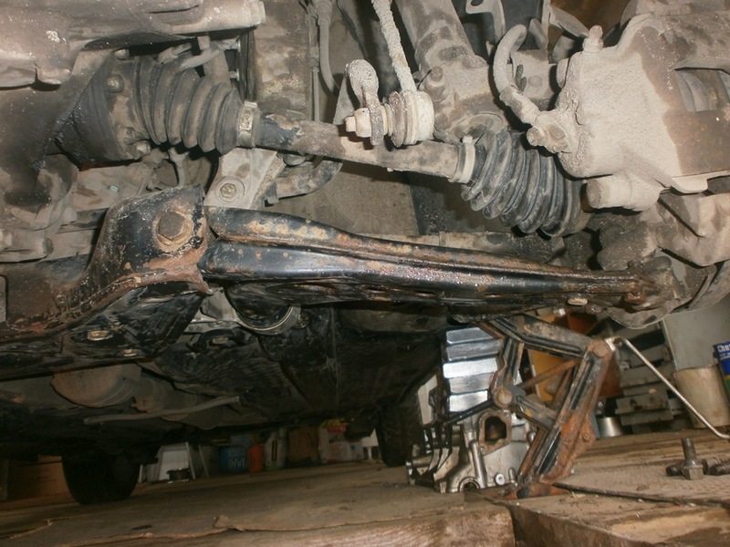 Вид снизу на часть передней подвески после снятия переднего колеса автомобиля Skoda Fabia I