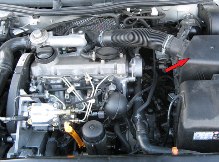 Расположение корпуса фоздушного фильтра двигателя автомобиля Skoda Fabia I