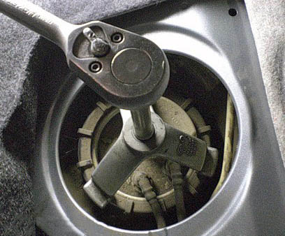 Выкручивание топливного насоса автомобиля Skoda Fabia I