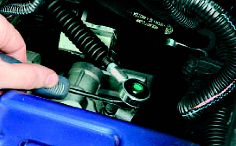 Отсоединение наконечника троса выбора передач от поводка Mitsubishi Outlander XL II