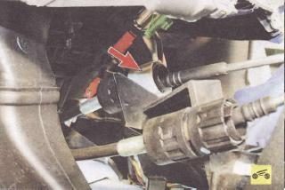 Отсоединение упора оболочки троса переключения передач от кронштейна на кулисе Mitsubishi Outlander XL II