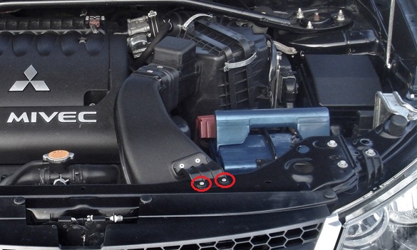 Размещение пистонов крепления воздуховода двигателя 6B31 Mitsubishi Outlander XL