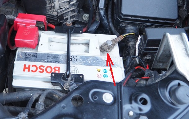 Размещение минусовой клеммы аккумуляторной батареи двигателя 6B31 Mitsubishi Outlander XL