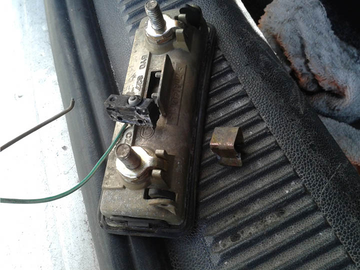 Вытягивание выключателя из кнопки багажника автомобиля Skoda Fabia I