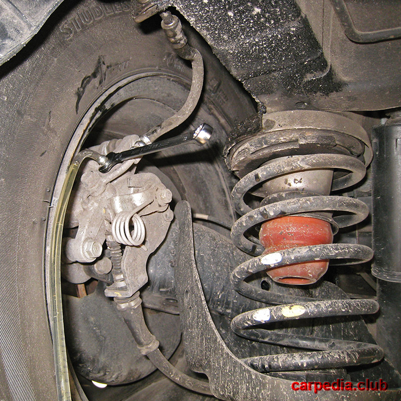 Отворачивание штуцера прокачки заднего левого тормозного механизма Hyundai Elantra J5 MD