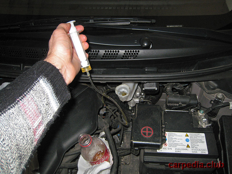 Откачивание отработанной тормозной жидкости из бачка главного тормозного цилиндра Hyundai Elantra J5 MD