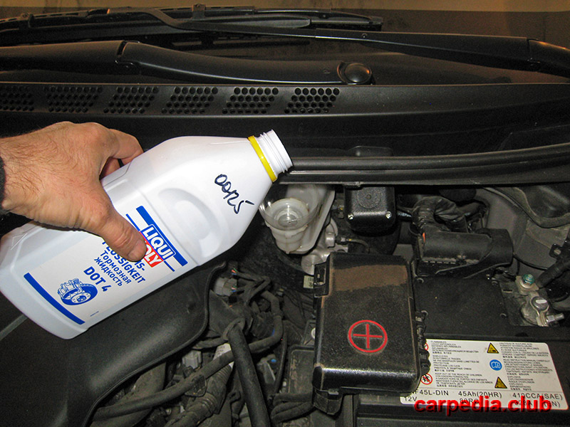 Наполнение жидкостью бачка сцепления и тормозной системы Hyundai Elantra J5 MD