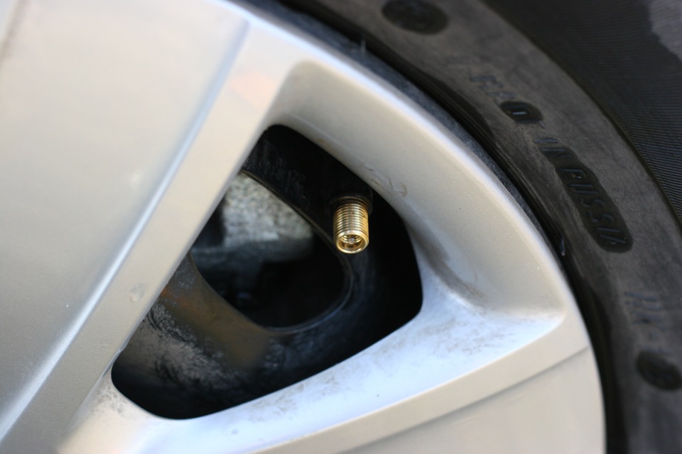Снять колпачок от вентиля на колесе на автомобиле Hyundai Accent MC