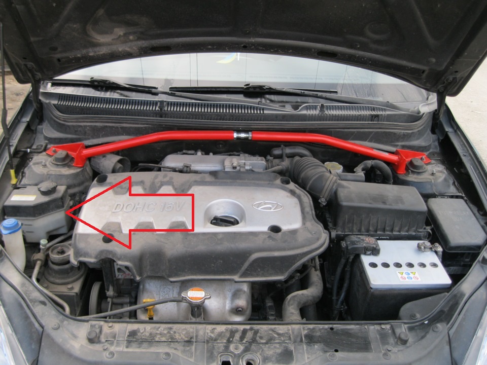 Расположение бачка охлаждающей жидкости на автомобиле Hyundai Accent MC