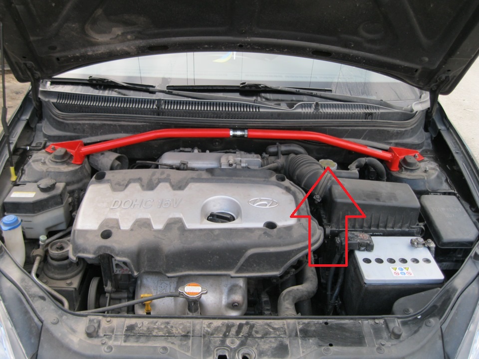 Расположение тормозного бачка на автомобиле Hyundai Accent