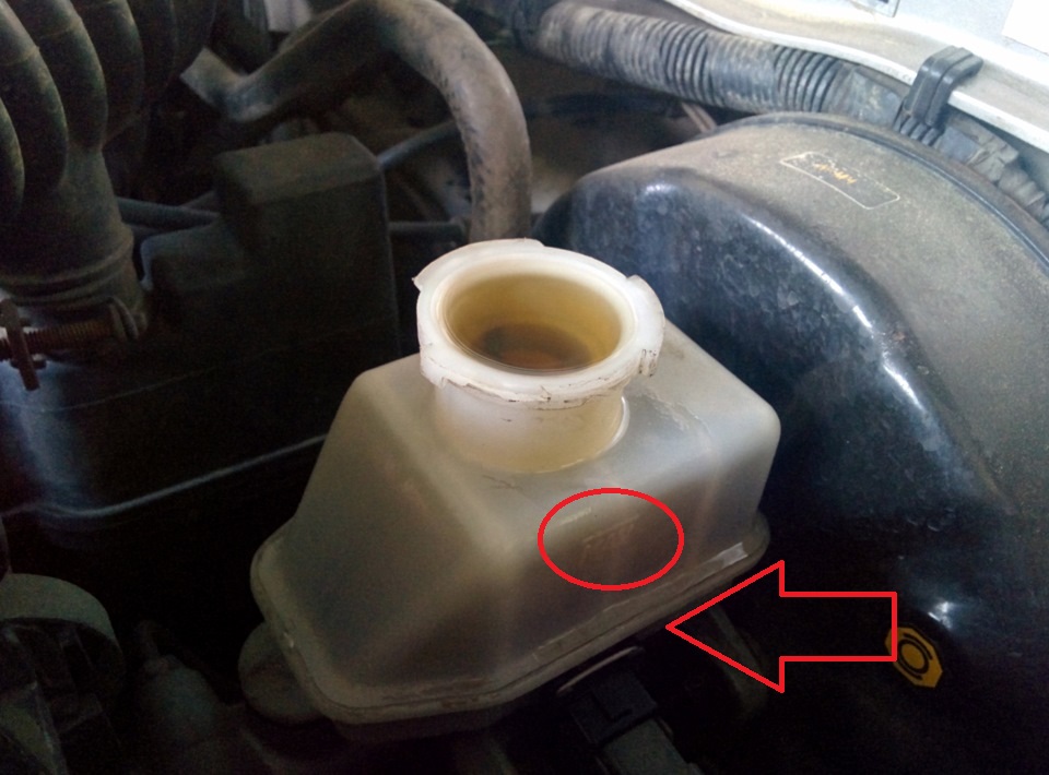 Метки на бачке тормозной жидкости на автомобиле Hyundai Accent MC