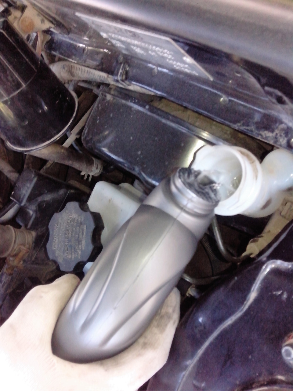 Залить жидкость в бачок сцепления на автомобиле Hyundai Accent LC