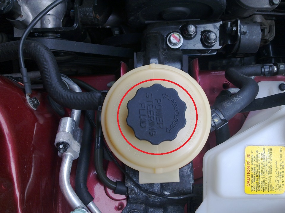 Открутить крышку бачка гидроусилителя на автомобиле Hyundai Accent MC