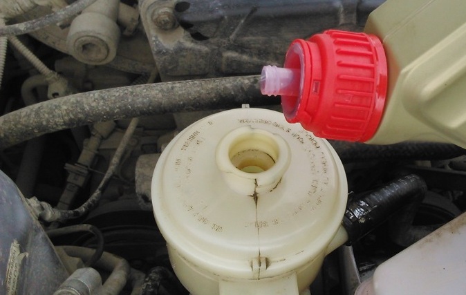 Залить жидкость в бачок гидроусилителя на автомобиле Hyundai Accent MC