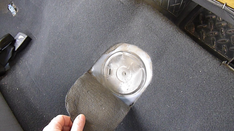 Поднятие коврового покрытия с крышки лючка днища кузова Daewoo Nexia N150