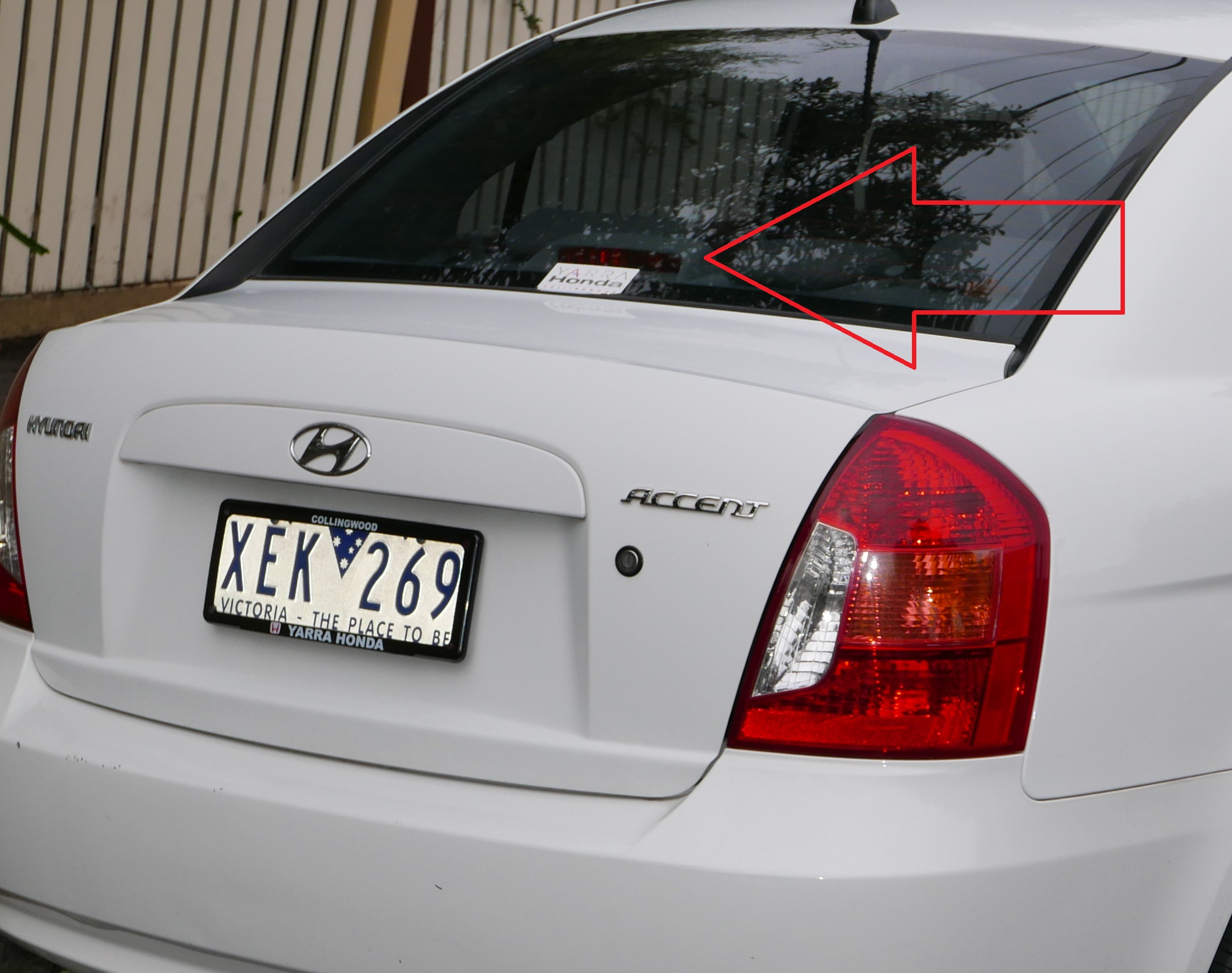 Расположение дополнительного стоп-сигнала на автомобиле Hyundai Accent MC