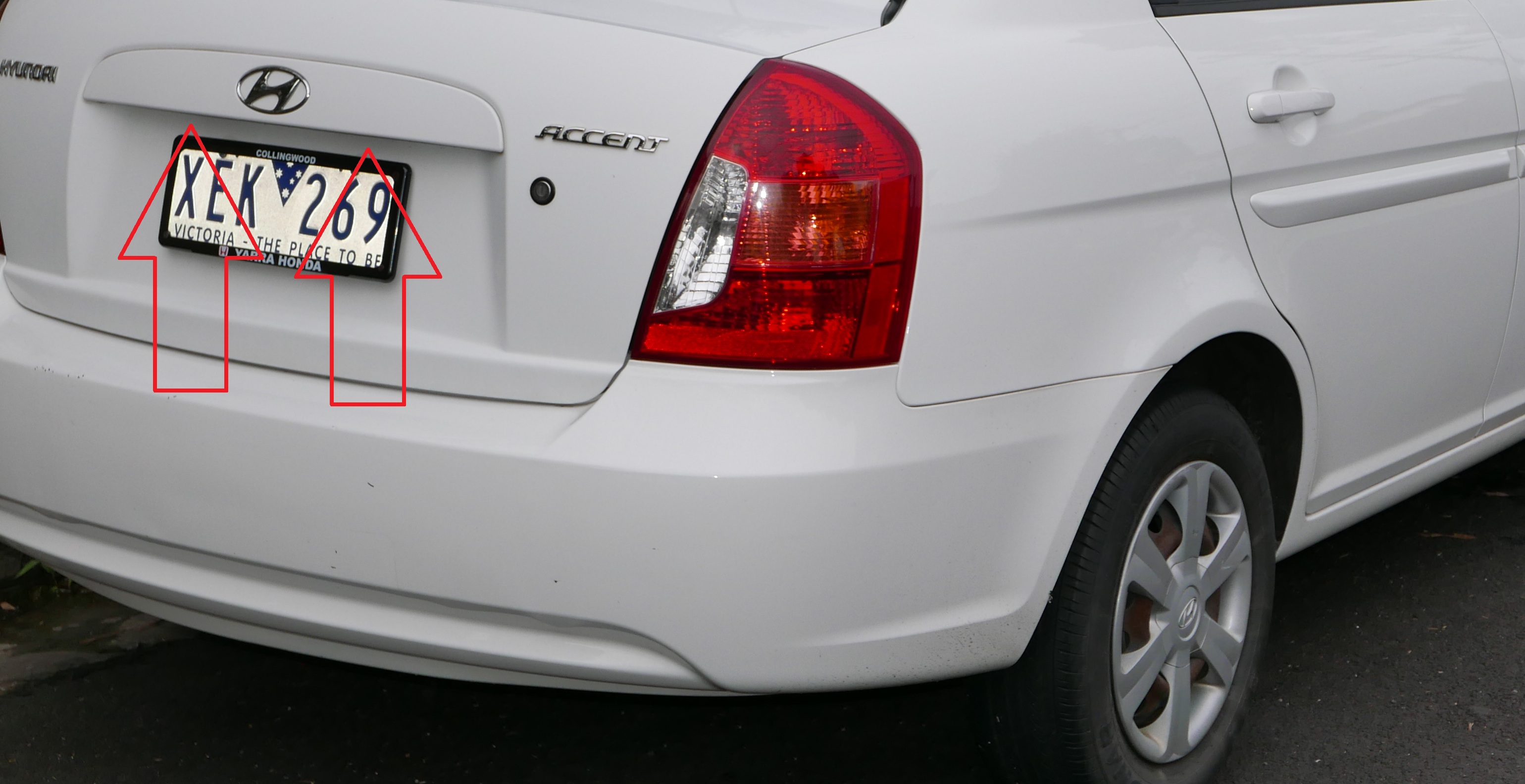 Расположение фонарей номерного знака на автомобиле Hyundai Accent MC