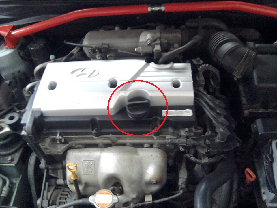 Закрутить пробку маслозаливной горловины двигателя на автомобиле Hyundai Accent MC