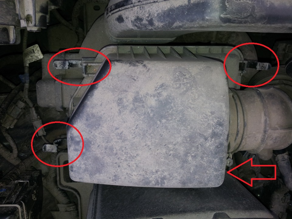 Расположение фиксаторов крышки воздушного фильтра на автомобиле Hyundai Accent MC