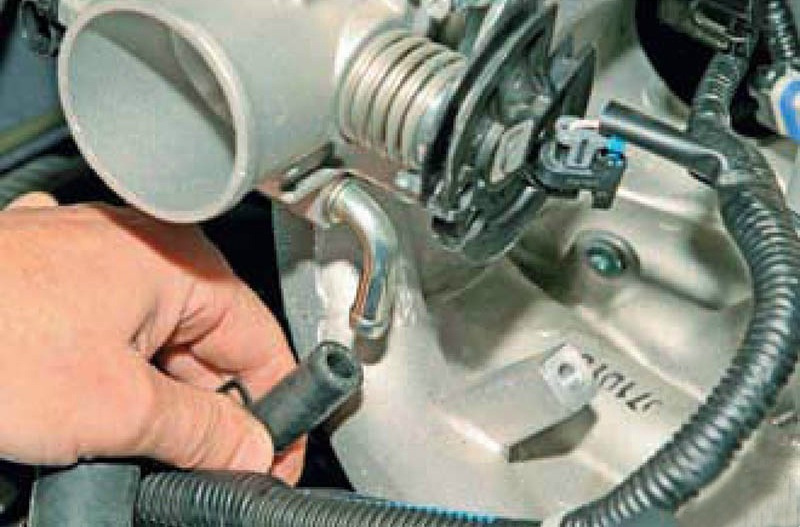Снятие шланга отвода охлаждающей жидкости с патрубка дроссельного узла Daewoo Nexia N150