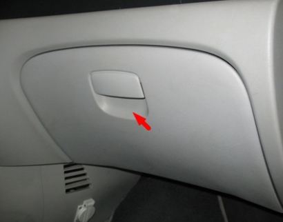 Расположение бардачка на автомобиле Hyundai Accent MC